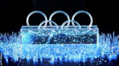 奥运五环在开幕式上从一块冰中升起来。