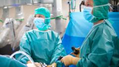 분석 대상이었던 130만 건 이상의 수술에서 환자의 57% 이상이 여성이었지만, 수술을 집도한 여성 외과의사는 11% 미만이었다.