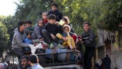 Jóvenes palestinos abandonan sus hogares en búsqueda de lugares más seguros en Gaza mientras continúan los ataques israelíes, el 4 de enero de 2024.