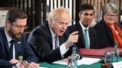 Başbakan Boris Johnson, Maliye Bakanı Rishi Suna, Çalışma ve Sosyal Güvenlik Bakanı Therese Coofrey ve kabineden ve kamu personelinden sorumlu Devlet Bakanı Simon Case ile birlikte yaptığı iş toplantısında