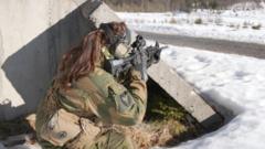 Женщина-солдат стреляет из пистолета-пулемета