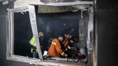 Para petugas pemadam kebakaran Palestina berupaya memadamkan api di Jabalia - satu dari delapan kamp pengungsi di Gaza.