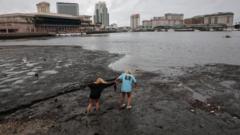 Dos niñas caminan por la bahía de Tampa cuando retrocedió la marea.