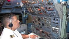 Engenheiro Fabio Brito diante dos equipamentos que opera no 727