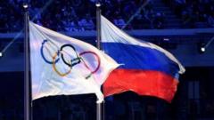 Bandeira russa ao lado do símbolo da Olimpíada