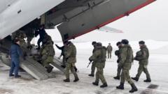 俄羅斯國防部新聞處消息顯示，俄羅斯軍人在莫斯科郊外的一個機場登上一架前往哈薩克斯坦的軍用飛機。