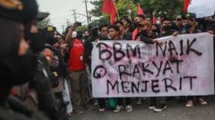 Mahasiswa berunjuk rasa menolak kenaikan harga BBM di depan kantor DPRD Provinsi Kalimantan Tengah, Senin (05/09)