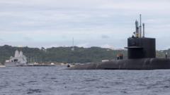 일본 오키나아에 기항한 미국의 전략 잠수함