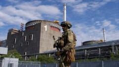 Российский военнослужащий патрулирует территорию Запорожской АЭС в мае 2022 года