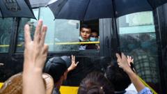 Родственники встречают автобусы с заключенными, отпущенными по амнистии, у тюрьмы Инсейн в Янгоне