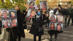 تجمع خانواده کشته شدگان هواپیمای اوکراین پشت در دادگاه نظامی حدود یک ماه و نیم پیش در تهران