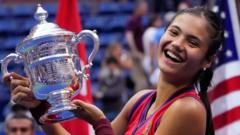 Emma Raducanu with the US Open trophy
