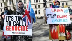 Лондон парламенти қаршисида Уйғурлар 2021 йил 22 апрелида ташкил этган протест