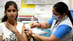 Una joven siendo vacunada