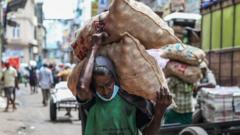 Sri Lanka'da patates çuvalı taşıyan bir vatandaş