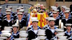 2022 年 9 月 19 日，英国皇家海军的御用炮车将女王伊丽莎白二世的棺椁从伦敦西敏寺（威斯敏斯特）教堂运往海德公园东南角的威灵顿拱门，沿途无数民众目送出殡队列，最后一次向女王致意。棺椁顶上是帝国皇冠。
