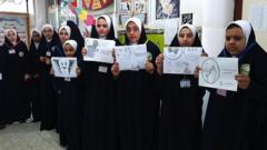 صور لطالبات يرتدين الإسدال في مدرسة مصرية تثير جدلا عارما