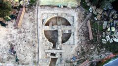 Bronze Age Royal Tombs Unearthed In Greece - BBC News