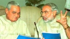 अटल बिहारी वाजपेयी यांच्याबरोबर गुजरातचे तत्कालीन मुख्ममंत्री नरेंद्र मोदी