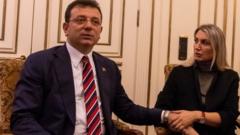 رئيس بلدية اسطنبول أكرم إمام أوغلو وزوجته ديليك يجلسان في مكتبه حيث حكمت عليه محكمة تركية بأكثر من عامين في السجن