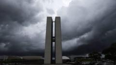 Prédios do Congresso Nacional sob nuvens pesadas em Brasília