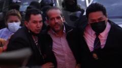 Luis Fernando Camacho al entrar en la sede de la Fuerza Especial de Lucha contra el Crimen en La Paz, Bolivia