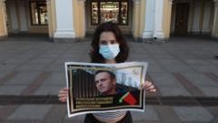 девушка протестует с портретом Навального