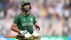 দলের হয়ে সর্বোচ্চ ৫৬ রান করার পর আউট হয়ে সাজগরে ফিরছেন মাহমুদুল্লাহ