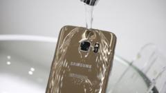 삼성전자 광고 속 휴대전화는 물에 젖은 상태에서도 작동한다