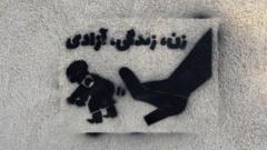 Graffiti em uma parede em Teerã mostra sapato de mulher chutando policiais e mostra as palavras mulheres, vida e liberdade