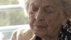 Выжившая в Холокосте женщина плачет