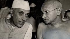 인도의 독립 지도자 자와할랄 네루와 모하다스 간디가 1940년대에 함께 이야기를 나누는 모습