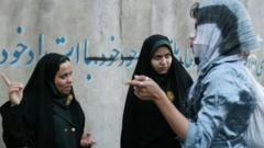 Polisi moral Iran berpatroli untuk memastikan kaum perempuan memakai jilbab secara baik dan benar.
