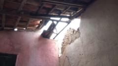 Telhado quebrado em casa em Amargosa, Bahia