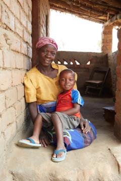 Malawi mums and their newborns on their first day of life - BBC News