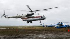 Место посадки вертолета около разлива топлива в Норильске