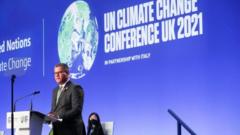 国連気候変動枠組条約第26回締約国会議（COP26）の開会式であいさつするアロク・シャーマ議長（31日、英グラスゴー）