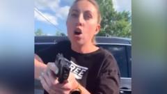 백인 여성이 흑인 모녀와 말다툼을 하다 총을 겨눈 모습이 동영상에 담겼다