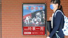 台北憲兵指揮部外一位戴上口罩的女途人在一幅憲兵宣傳海報前走過（18/8/2021）
