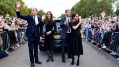 Prinčevi Vilijam i Hari sa suprugama pozdravljaju okupljene ispred zamka Vindzor