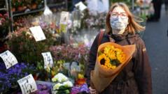Женщина в маске с букетом цветов
