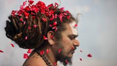 भारतको प्रयागराजमा माघ मेलामा एक साधुमाथि गुलाफको पत्ती।