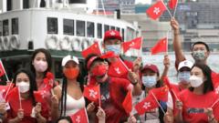 亲政府青年群众在香港中环海旁举起中国国旗与香港区旗集体拍照（1/7/2022）