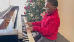 dečak svira klavir