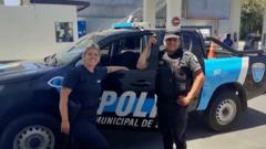 Аргентинские полицейские на фоне машины