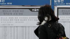 서울 용산구 서울역 매표소 앞 안내판에 붙은 운행중지 열차를 승객이 확인하고 있다