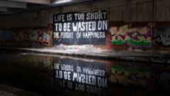 "Жизнь слишком коротка, чтобы посвятить ее поиску счастья" - гласит граффити