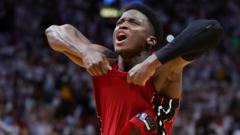 El alero de Miami Heat Victor Oladipo celebra la victoria en los play-offs sobre Atlanta Hawks