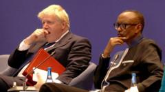 Minisitiri w'intebe w'Ubwongereza Boris Johnson (ibumoso) na Perezida w'u Rwanda Paul Kagame