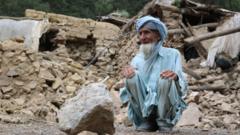 अफगानिस्तानको पाक्तिका प्रान्तमा ६.१ म्याग्निट्युडको भूकम्पबाट भएको विध्वंसपछि दुख् व्यक्त गरिरहेका एक वृद्ध